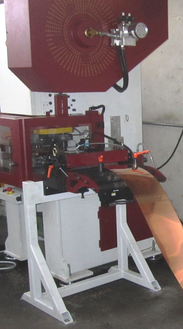 Roll feed, straightener Roll feed, straightener